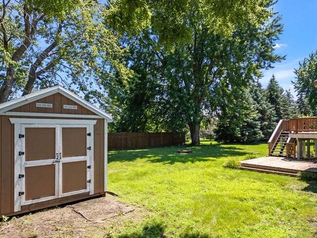 Building Photo - Spacious 5 BR with Fireplace and 2 Decks i...