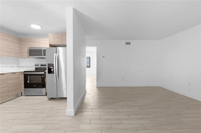 Building Photo - 810 Salzedo St