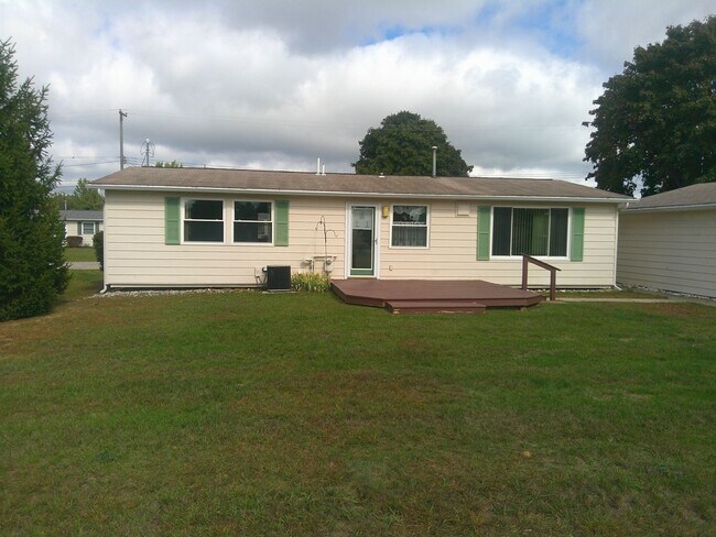 Building Photo - 3 bed/2 bath home w/Central Air