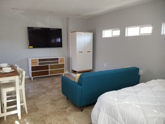 Televisor inteligente LG ThinQ de 65 pulgadas - 4848 Diane Ave