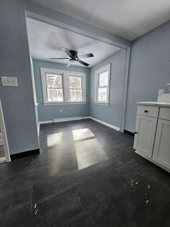 Foto del edificio - 3 bedroom single family home MILLCREEK