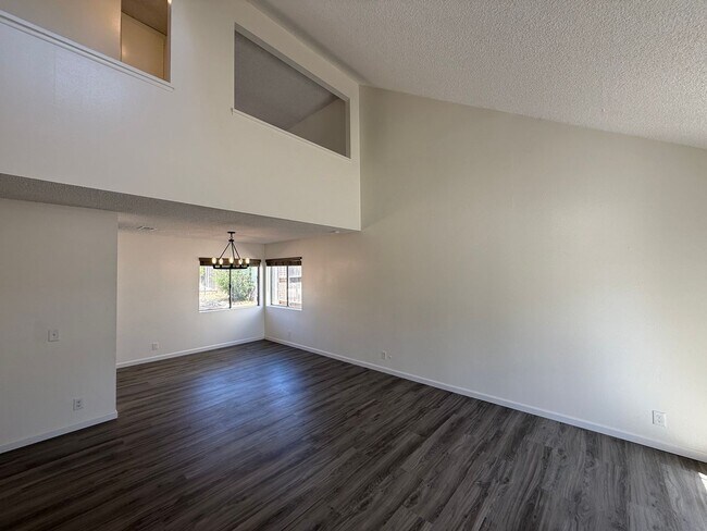 Foto del edificio - Stylish 4B/2.5BA Home in Moreno Valley with Attached Garage and Upgraded Interiors