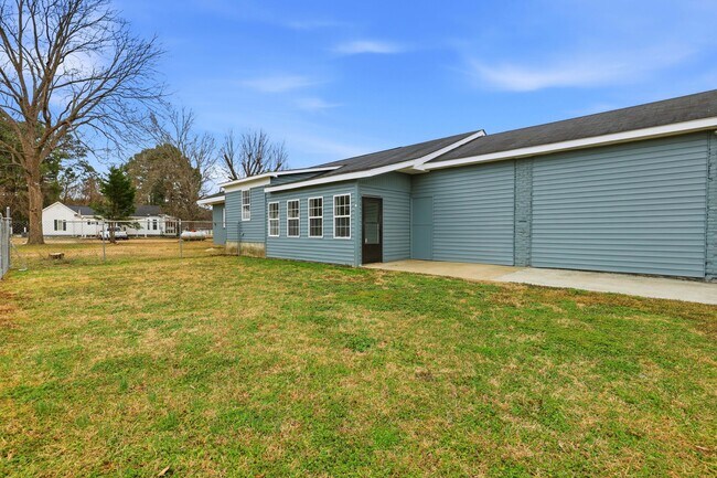 Foto del edificio - 121 Church of God Rd