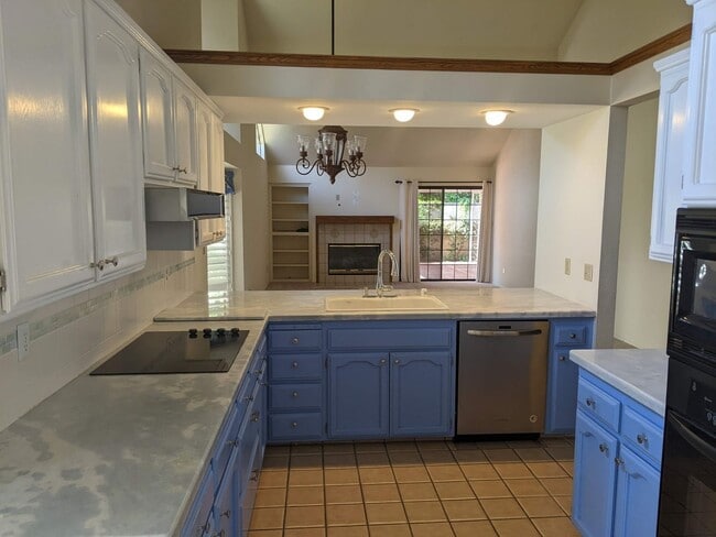 Building Photo - Spacious Bullard Court 2 bedroom 2 bathroo...
