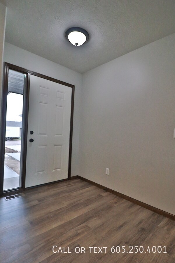 Foto del edificio - Lots of space and a beautiful porch will m...