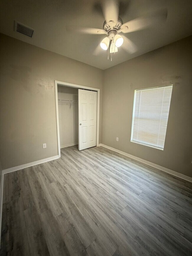 Building Photo - 404 NE 24th Pl