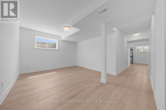Building Photo - 141 Shelleright St
