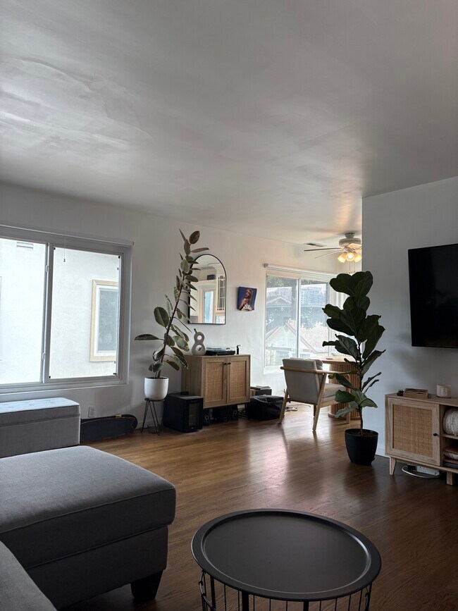 Foto del edificio - 1049 E 3rd St