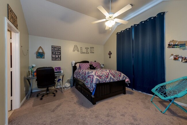 Foto del edificio - AUGUST PRE-LEASE!  3/3 Close to Campus - Across the Street from the Bus Stop!