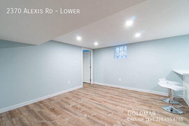 Building Photo - Beautiful Two Bedroom Lower Unit
