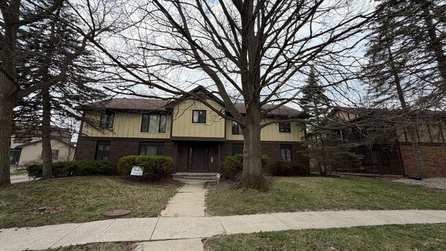 Building Photo - New on the Market-2 bedroom apartment-Maumee schools