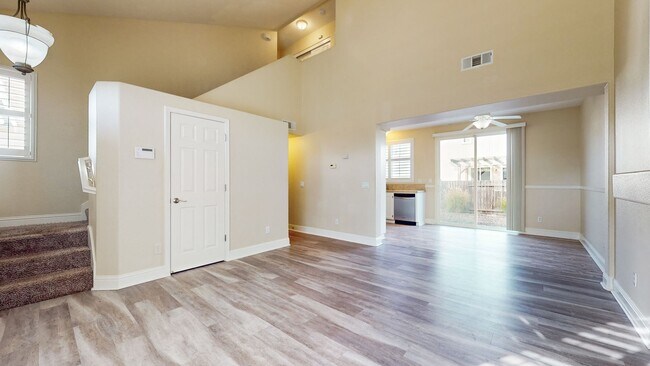 Foto del edificio - Pristine 3 bedroom 2.5 bath two story home...