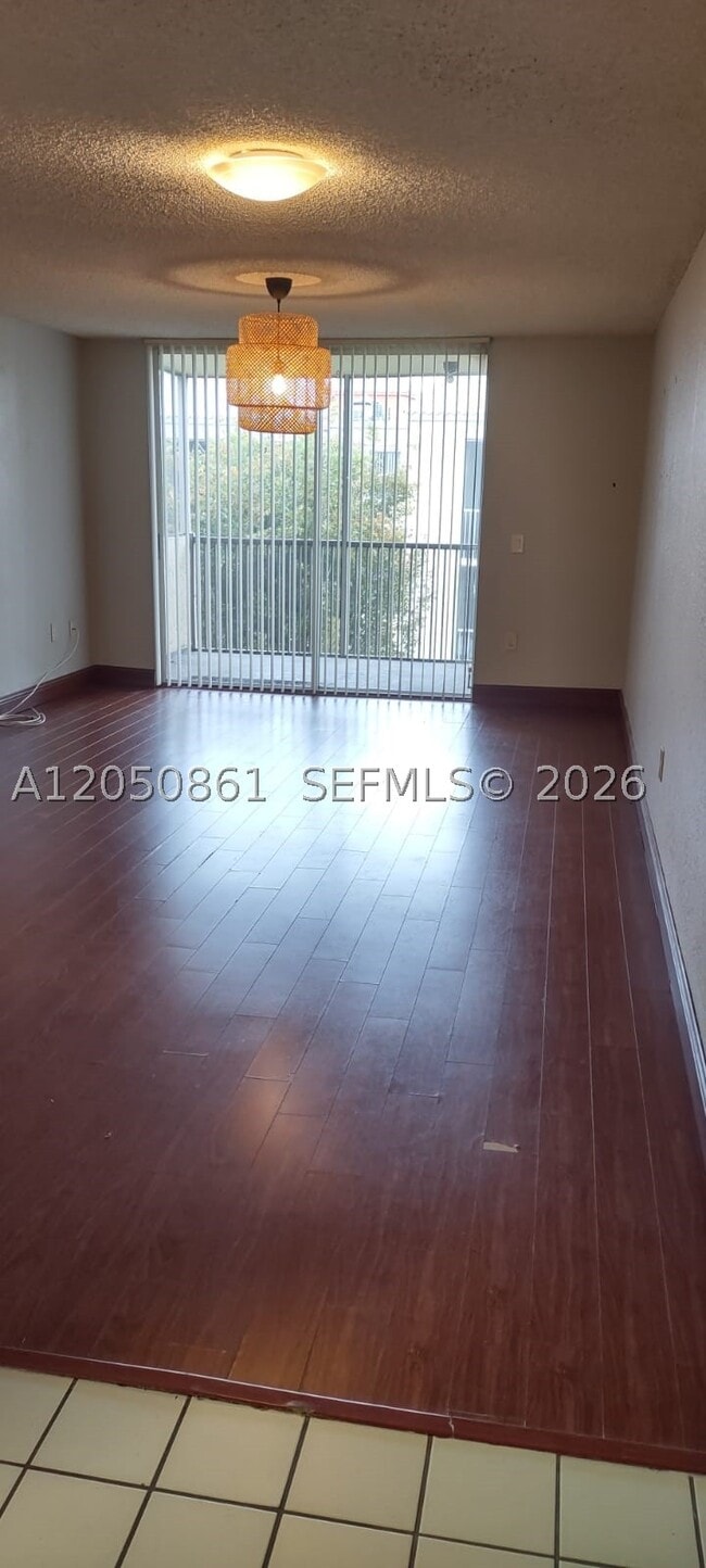 Foto del edificio - 8215 Lake Dr