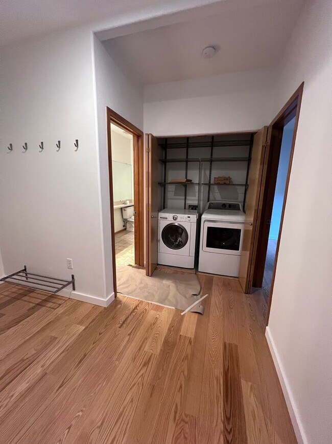 Foto del edificio - New Flooring, Fresh Paint- Luxe Living in ...