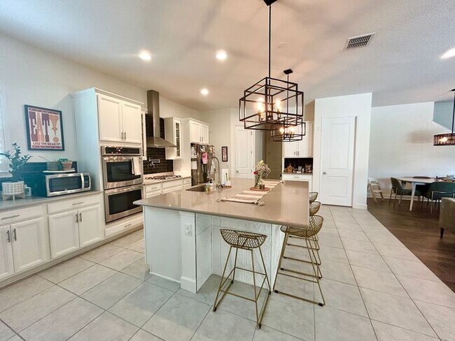 Foto del edificio - Elegant 5-Bedroom Pool Home for Rent in Sa...
