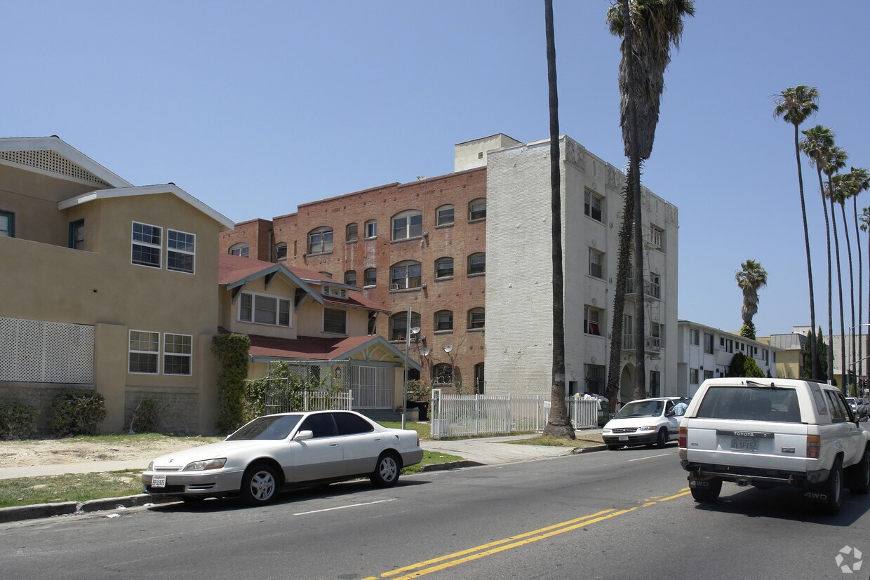 Foto principal - 147 S Normandie Ave