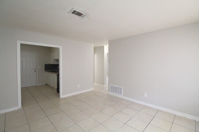 Foto del edificio - North Pensacola Duplex Near UWF & I-10 – Ready for Immediate Move-In