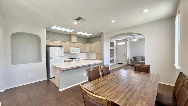 Building Photo - $2,050 Willow & Shepherd, 2 Bedroom + offi...