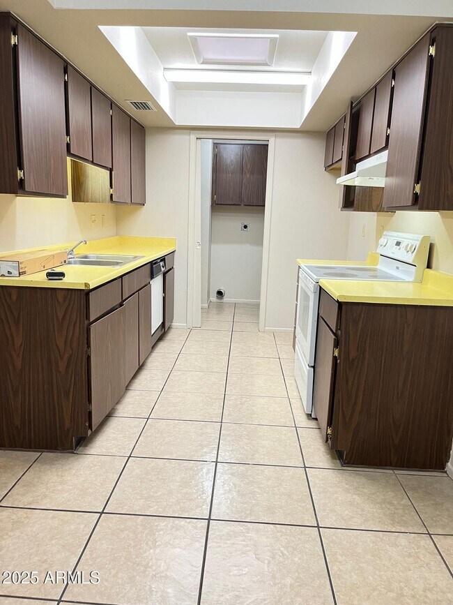 Foto del edificio - 6010 W Augusta Ave