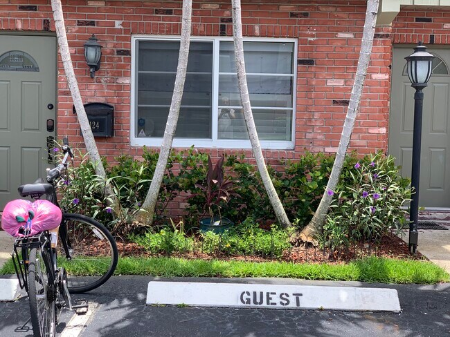 Building Photo - 124 NE 20th Ct