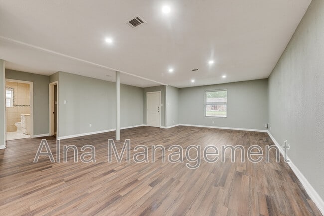 Foto del edificio - 3332 Mesquite Rd