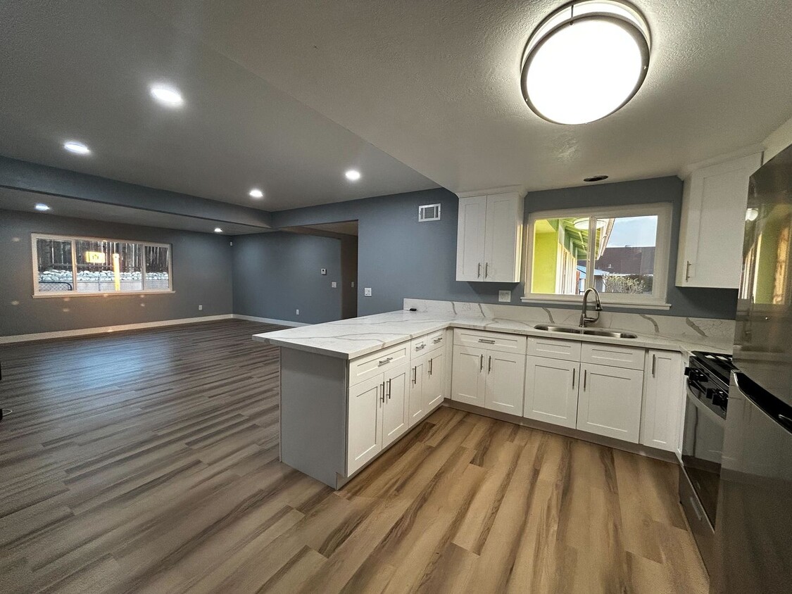 Foto principal - Beautifully Remodeled 3-Bedroom Home in Hi...