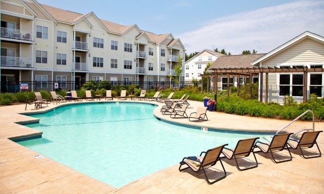 Gorgeous resort-style swimming pool - Pembroke Woods