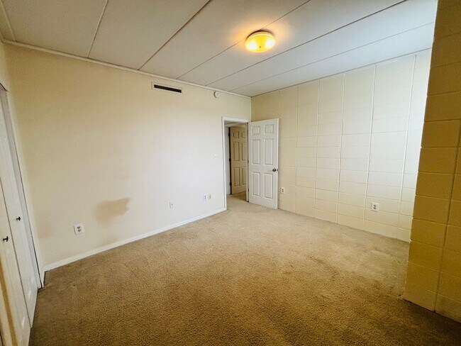 Building Photo - 2 Bedroom 1 Bath Condo-