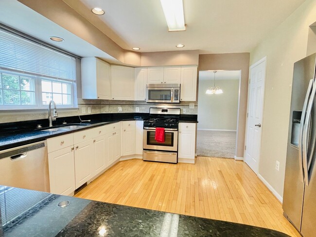 Building Photo - HUGE HOME - STAFFORD LAKES VILLAGE