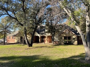 Building Photo - 101 Oakwood Dr