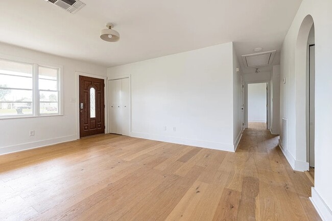 Building Photo - 300 Parish Dr