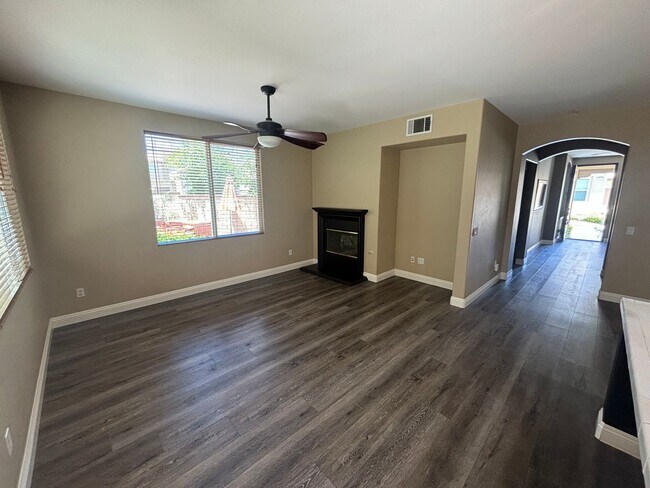 Building Photo - Stunning 3-Bedroom Home with Resort-Style ...