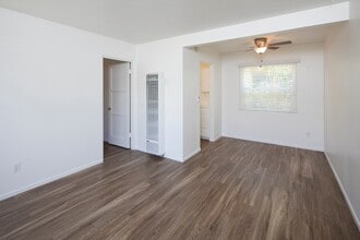 Building Photo - 960 Opal St