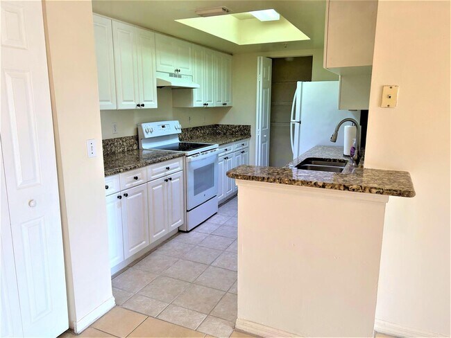 Foto del edificio - 1300 Crestwood Ct S