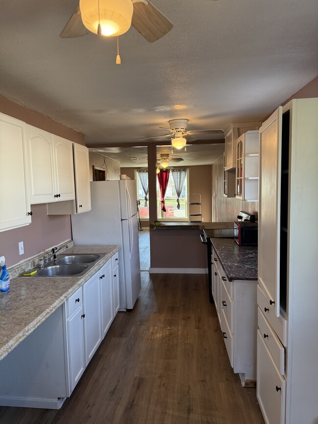 Building Photo - 2116 N Riverside Dr