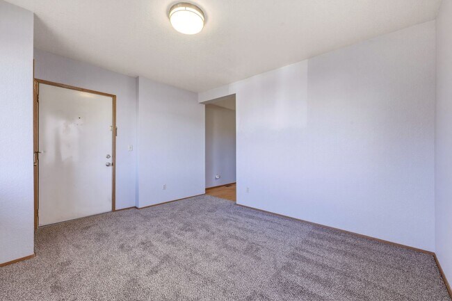 Foto del edificio - MOVE IN READY NOW! Desirable down town location. 2 bed, 1 bath. Includes water, sewer and garbage.