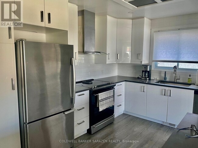 Building Photo - 860 Connaught Ave