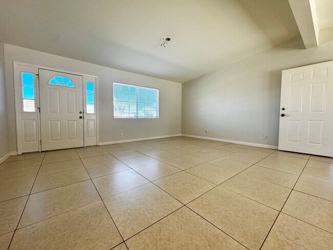 Building Photo - AVAILABLE NOW!! Lovely 3 Bedroom 2 Bathroo...