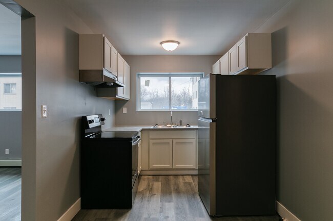 Building Photo - Country Club Manor Apartments