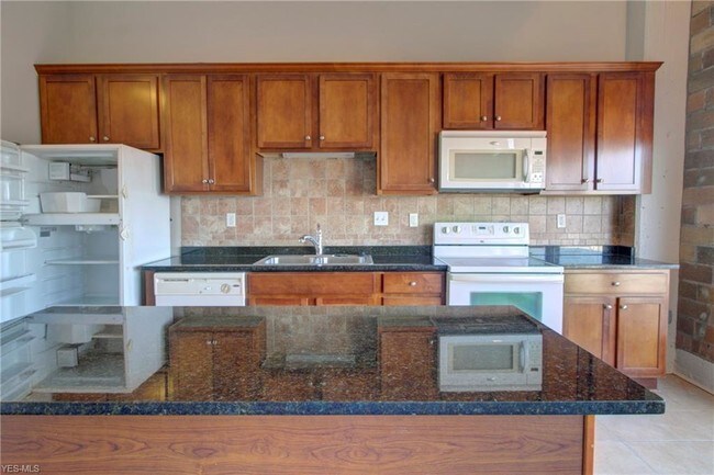 Building Photo - 401 W Shoreline Dr