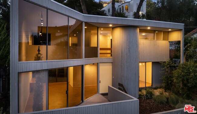 Foto del edificio - 3035 Windsor Ave