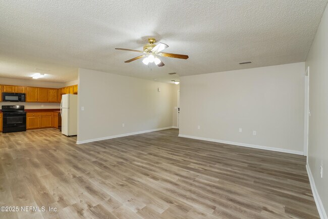 Foto del edificio - 737 Cypress Ave N