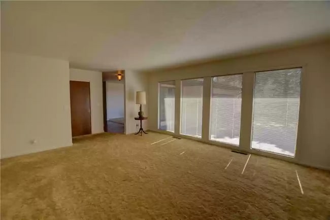 Foto del edificio - 425 W Forsyth Rd