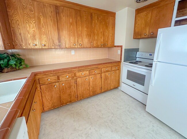 Foto del edificio - Charming Triplex with Hardwood Floors, Appliances, and Utilities Included in Prime Ballard-Fremon...