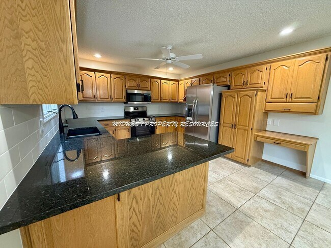 Foto del edificio - Spacious 3 Bedroom Home with Finished Basement, Covered Deck & Fenced Yard