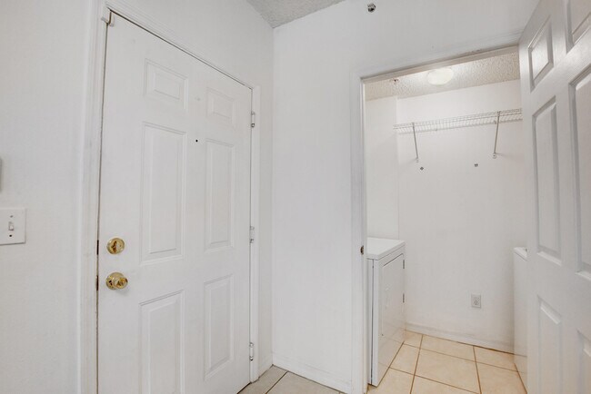 Building Photo - 5024 Lantana Rd