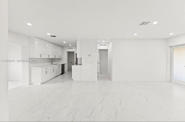 Foto del edificio - 19320 NW 37th Ave