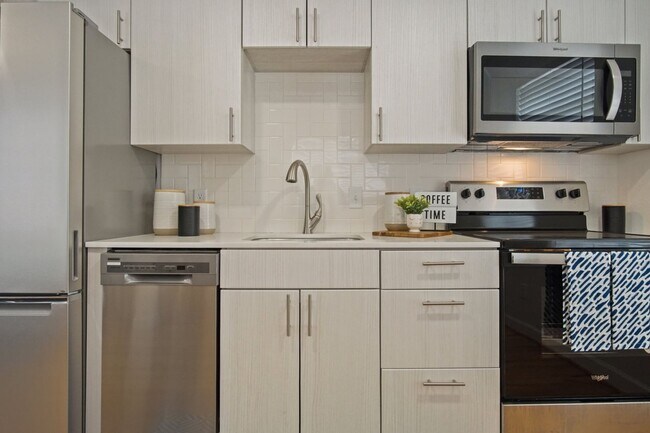 Foto del edificio - Newly Renovated Apartments in Midtown/SOSA...