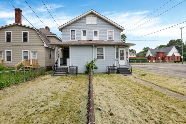 Foto del edificio - 2229-2231 E 5th Ave
