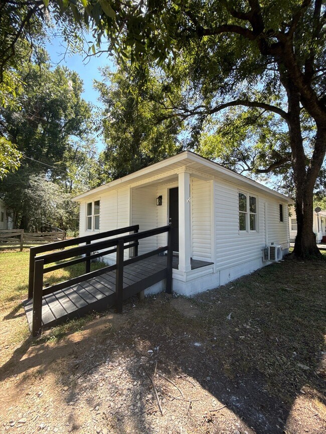 Foto del edificio - 71 Adkins Cir